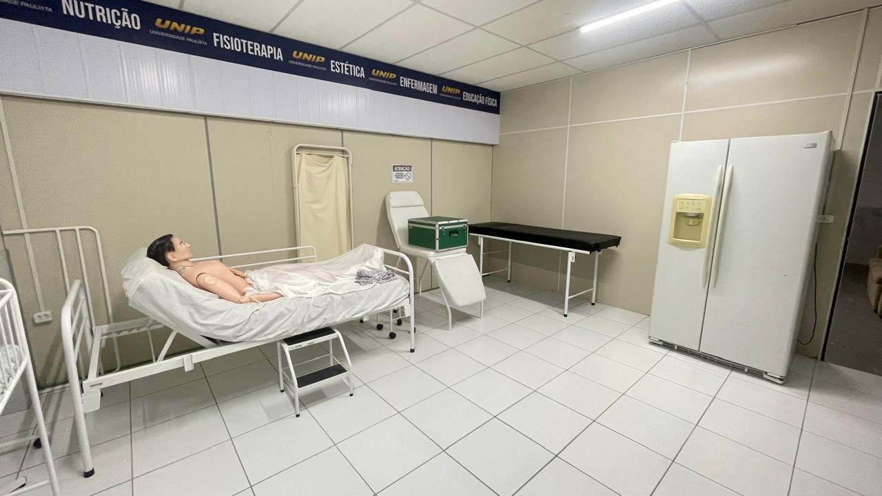 Espaço de simulação com leito e manequim